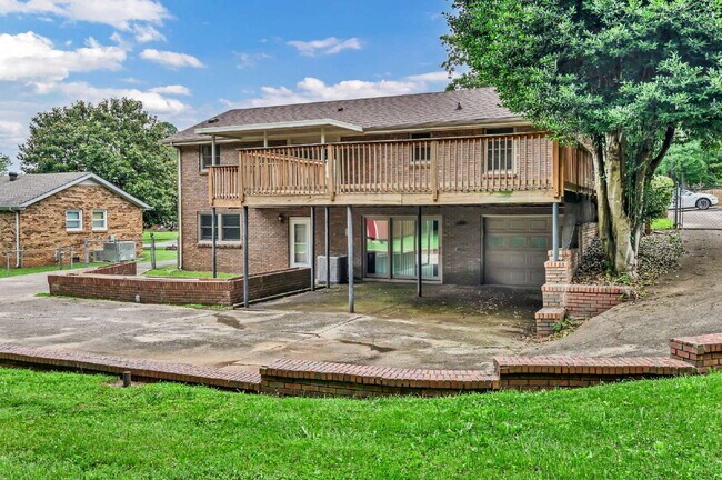 Building Photo - Wonderful 3 bed 2 bath with a modern interior