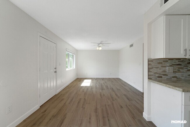 Building Photo - Charming 2BR Condo in Phoenix