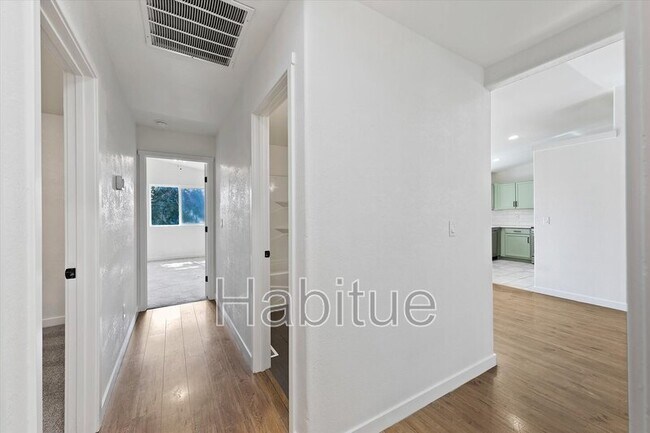 Building Photo - 2041 E Oakridge Ct