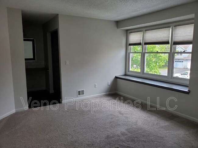 Building Photo - 66 Plaza Ave