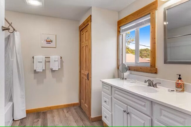 Building Photo - Adorable remodel in the heart of South Cle...
