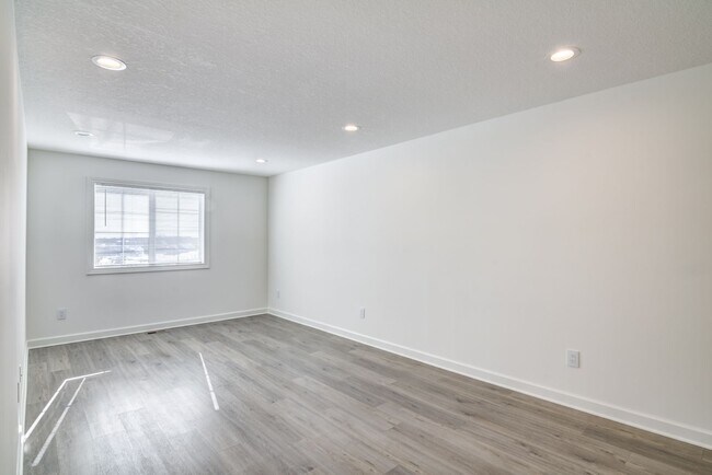 Building Photo - 3 Bedroom Town Home