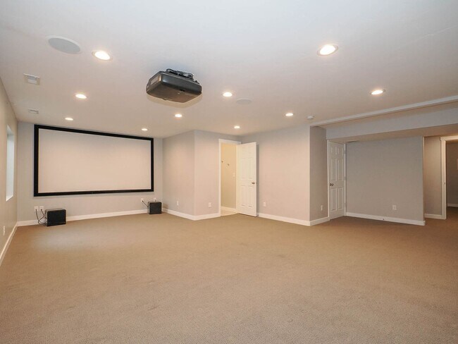 Building Photo - 3 Bedroom, 2.5 Bathroom Riverton Town Home