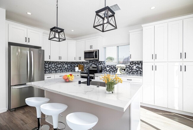 Building Photo - 4bd/2ba home with AC, off street parking and private yard!