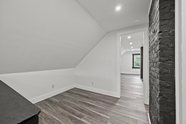 Building Photo - 941 E Whittier St