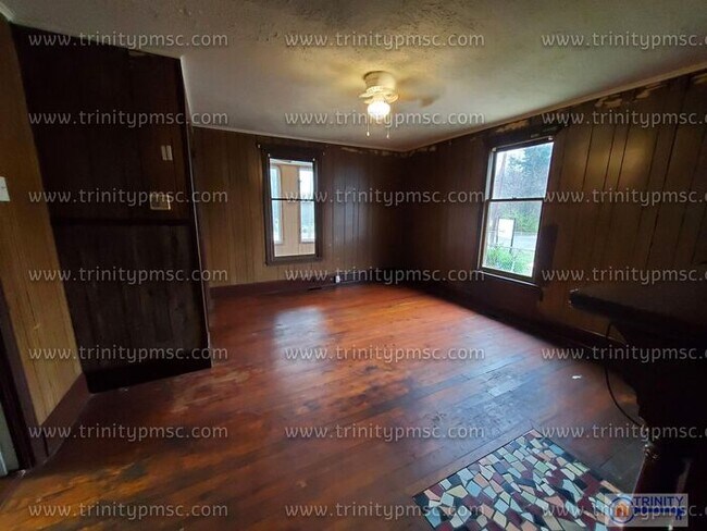 Building Photo - Huge 4 Bed House!