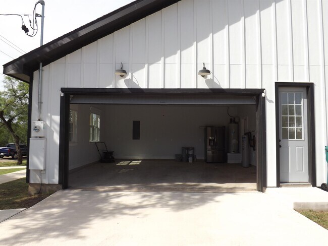 Building Photo - 1191 S Lake Dr