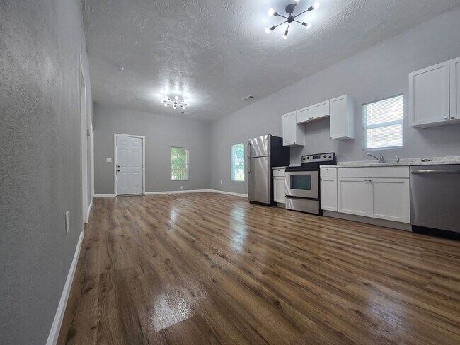 Building Photo - Stylish Newly Renovated 3-Bed, 2-Bath Retreat