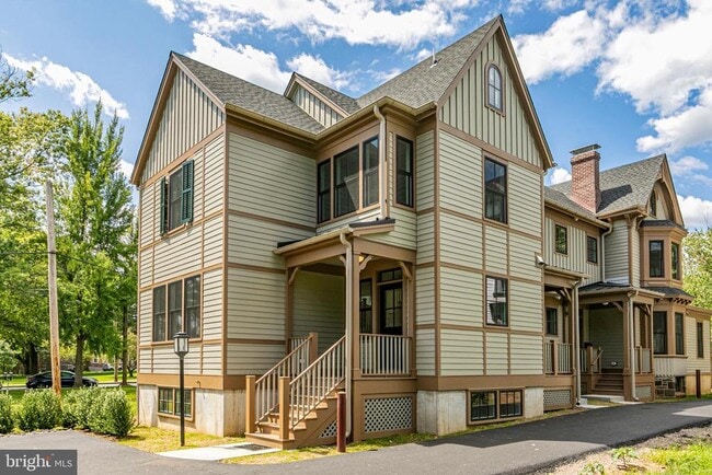 Building Photo - 22 Dickinson St