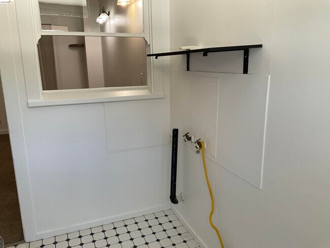 Building Photo - 512 E St