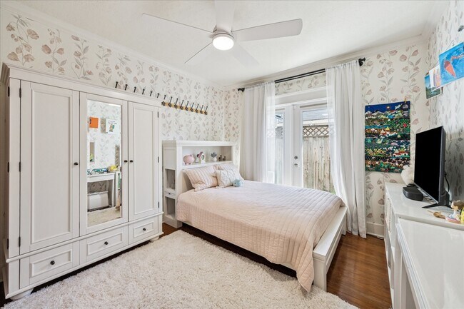 Building Photo - 825 Merrill St