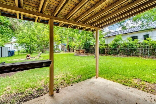 Building Photo - 1800 Forestglade Dr