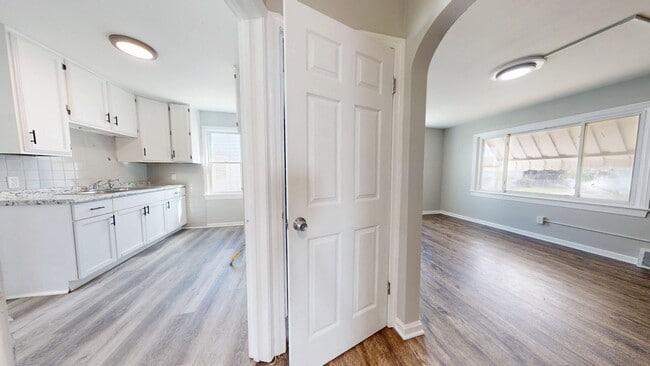 Building Photo - Fulton/W.58th neighborhood; 3 bedroom/2bat...