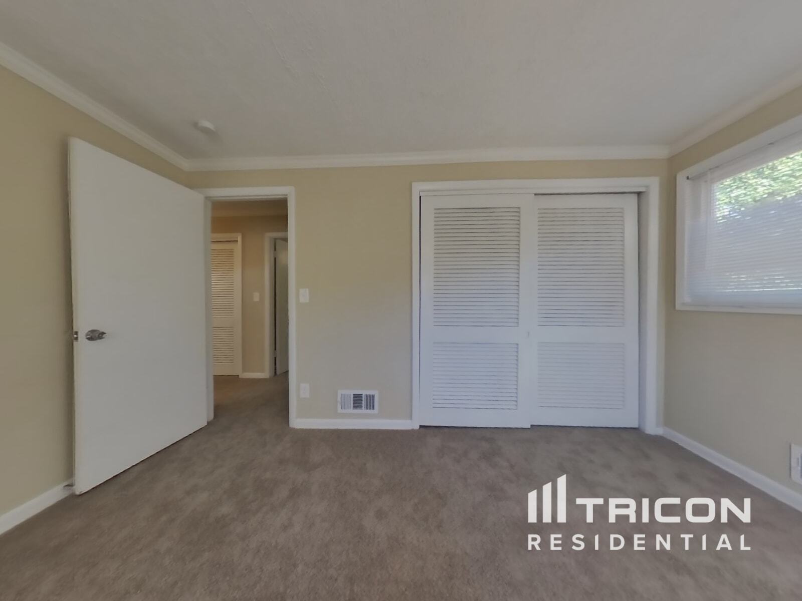 Building Photo - 5102 Lakewood Dr