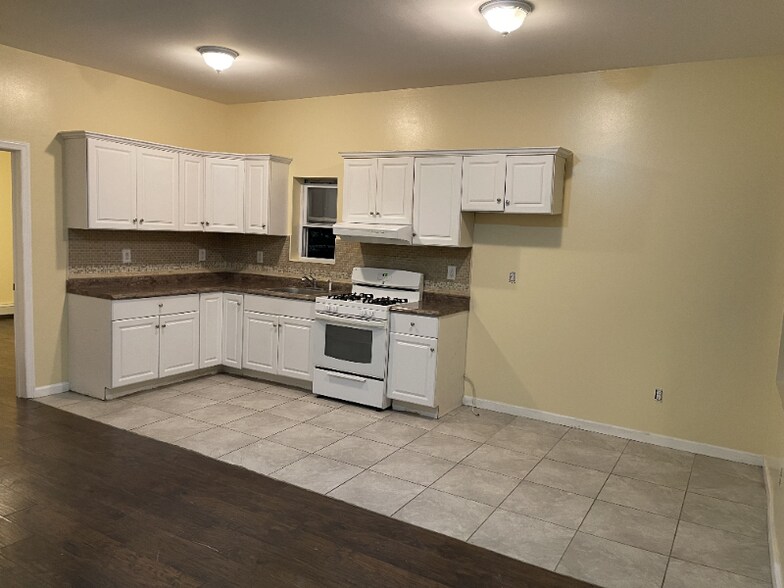 Building Photo - 218 Hopkins Ave