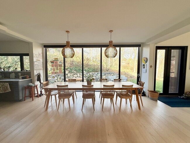 Building Photo - 6 Parkside Dr