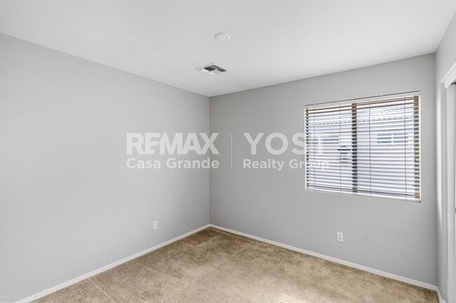 Building Photo - Open Concept living with tons of living space!