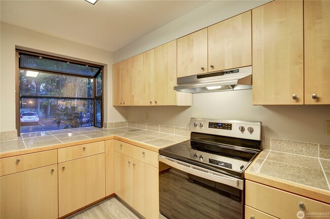 Building Photo - 2Bd/1.5Ba Kirkland Townhouse