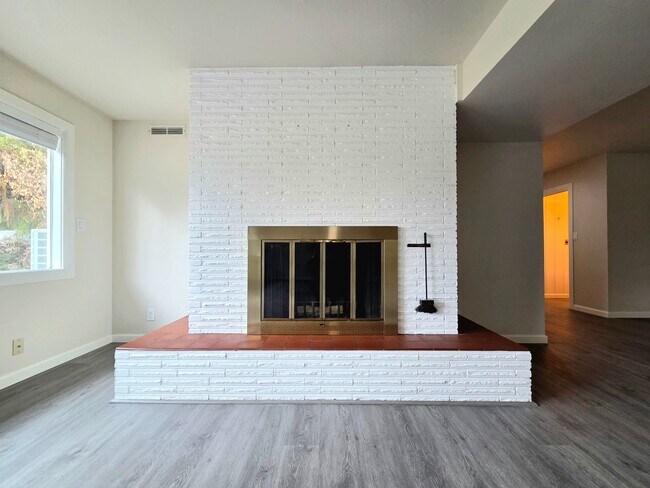 Building Photo - 4 Bed, 2 Bath -- Newly Renovated -- Home on Wenatchee Golf & Country Club's 16th Fairway**