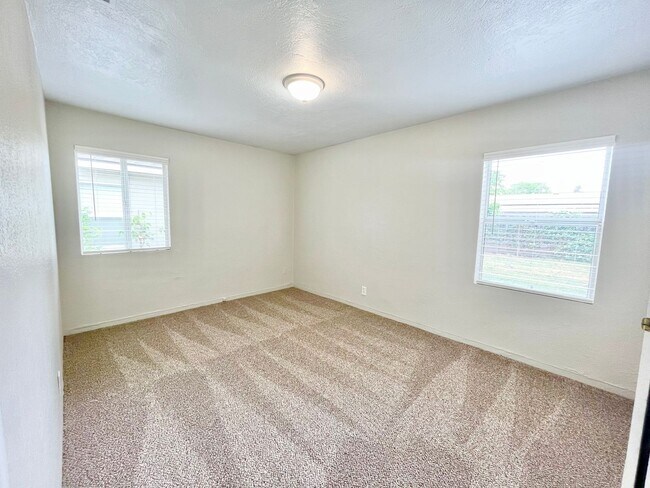 Building Photo - 1714-1716 Madrone Avenue