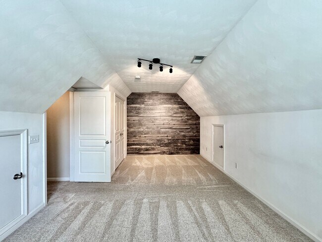 Building Photo - 5 Bedroom Ready NOW! Pet Friendly, Community Pool, Clubhouse, Fitness Center, Kayak Launch, Playg...