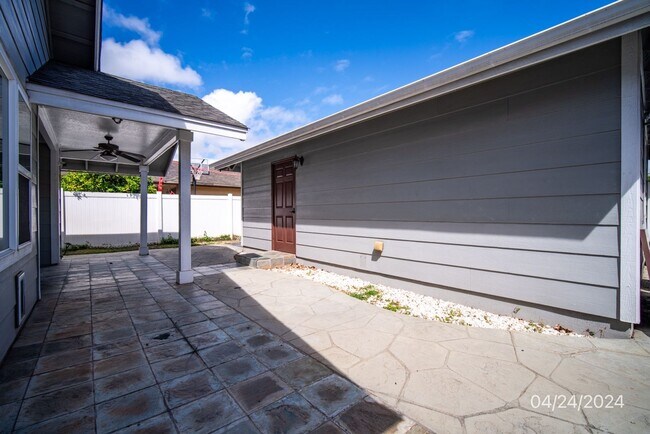 Building Photo - 3 BD/2 BA Home with Enclosed Garage in Ewa Beach (Pets ok)