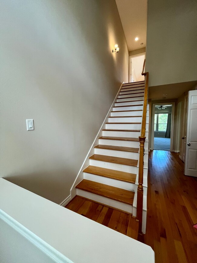 Building Photo - Wonderful 4/3.5 Townhome