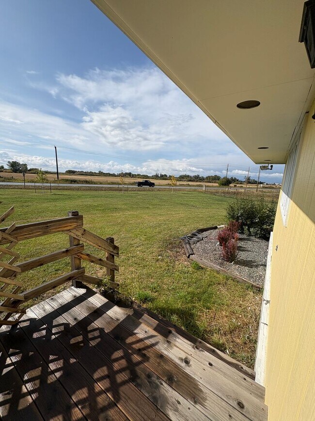 Building Photo - 4 bedroom, 2 bathroom Home off Spring Hill...