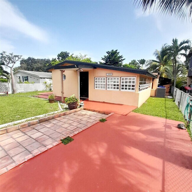 Building Photo - 1830 NE 175th St