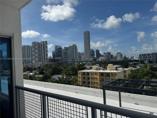 Building Photo - 10 SW South River Dr