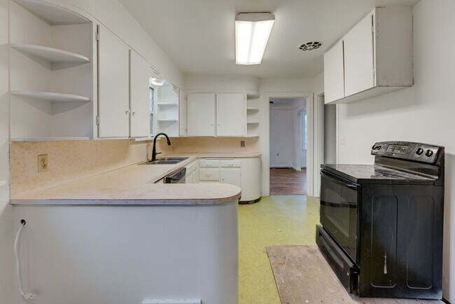 Building Photo - 1137 SE Uglow Ave