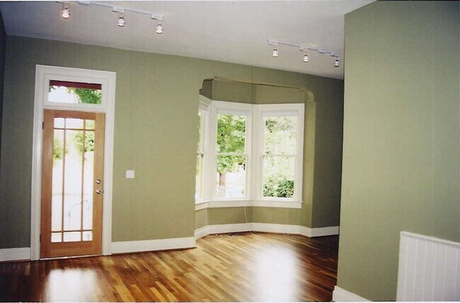 Building Photo - Darling 2br/1bath bungalow!