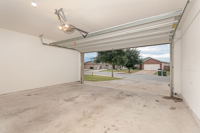Building Photo - Luckey Ranch Single Story 3 bedroom with d...