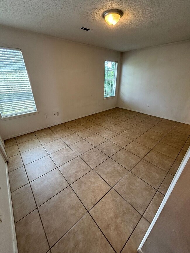 Building Photo - Adorable 2-Bedroom, 2-Bathroom Single Fami...