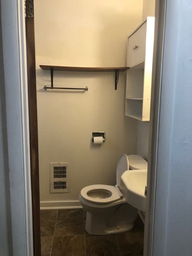 Building Photo - 924 Drake St