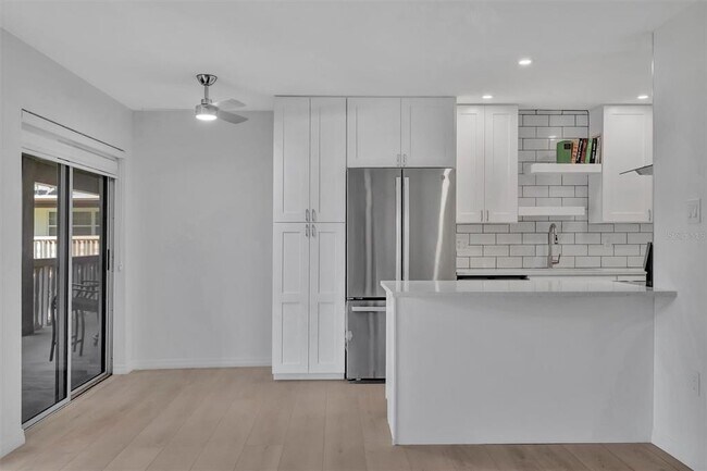 Building Photo - 650 Pinellas Point Dr S