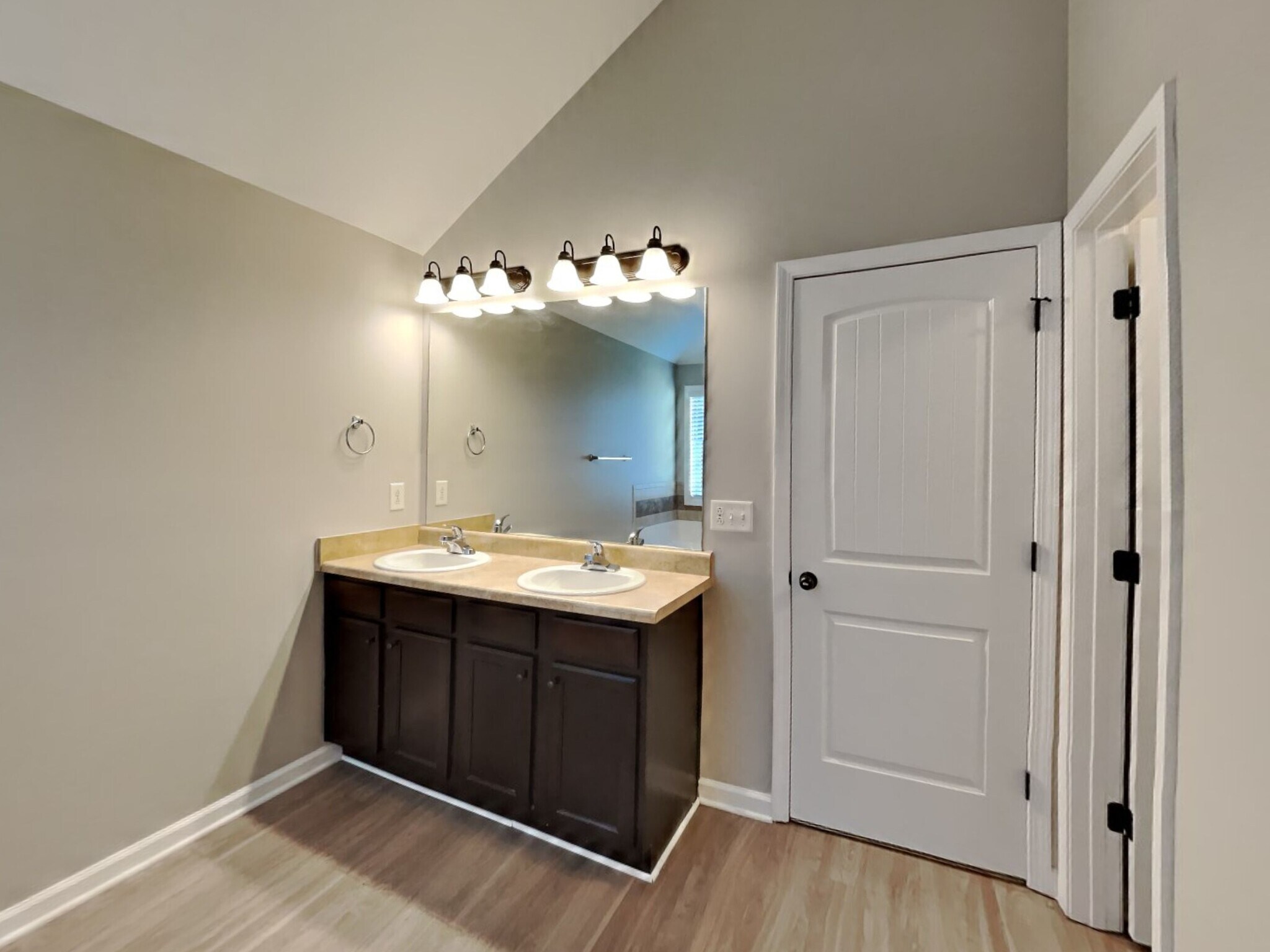 Building Photo - 400 Louise Way