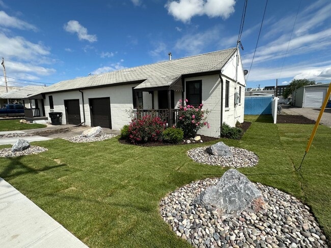 Building Photo - Cozy 1 Bd 1 Bath Remodeled Duplex