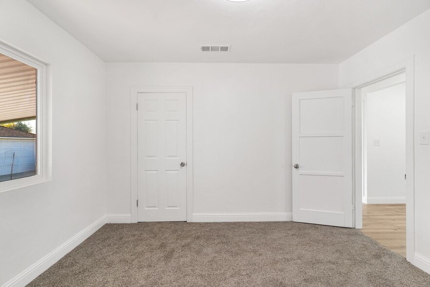 Building Photo - 301 10th St