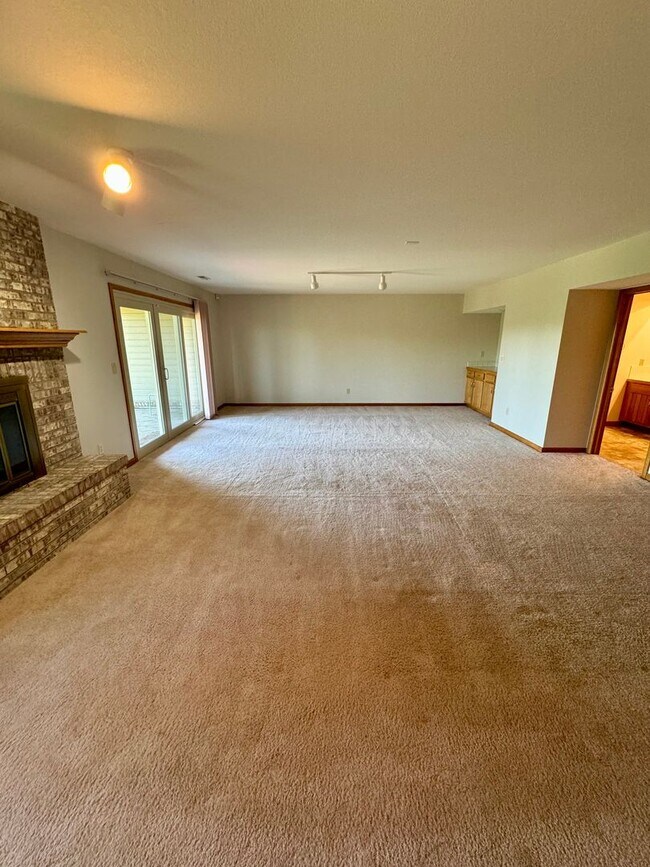 Building Photo - Well Maintained 3 bedroom end unit Townhom...