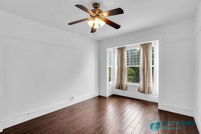 Building Photo - Haight/Ashbury: Top Floor w/ Garage Parkin...