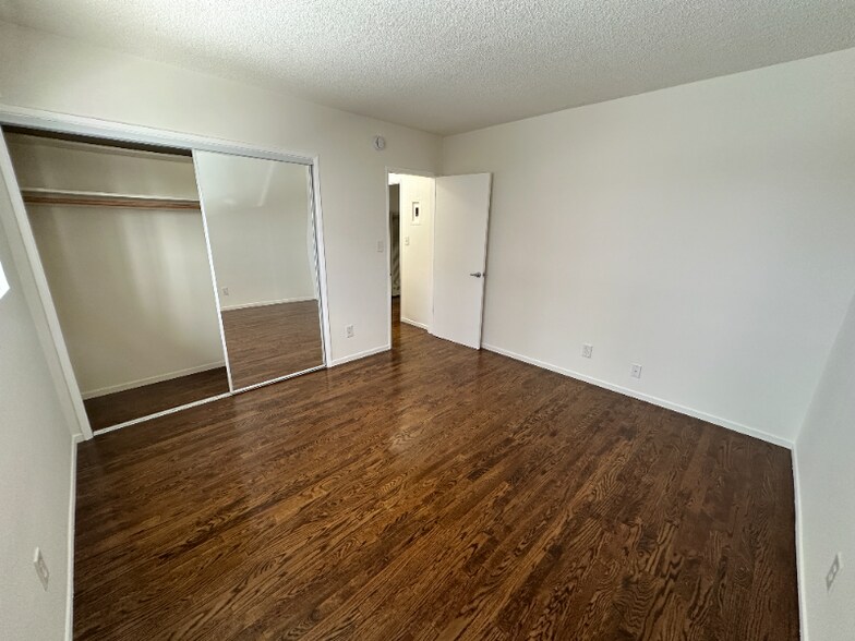 Building Photo - 1262 Granville Ave