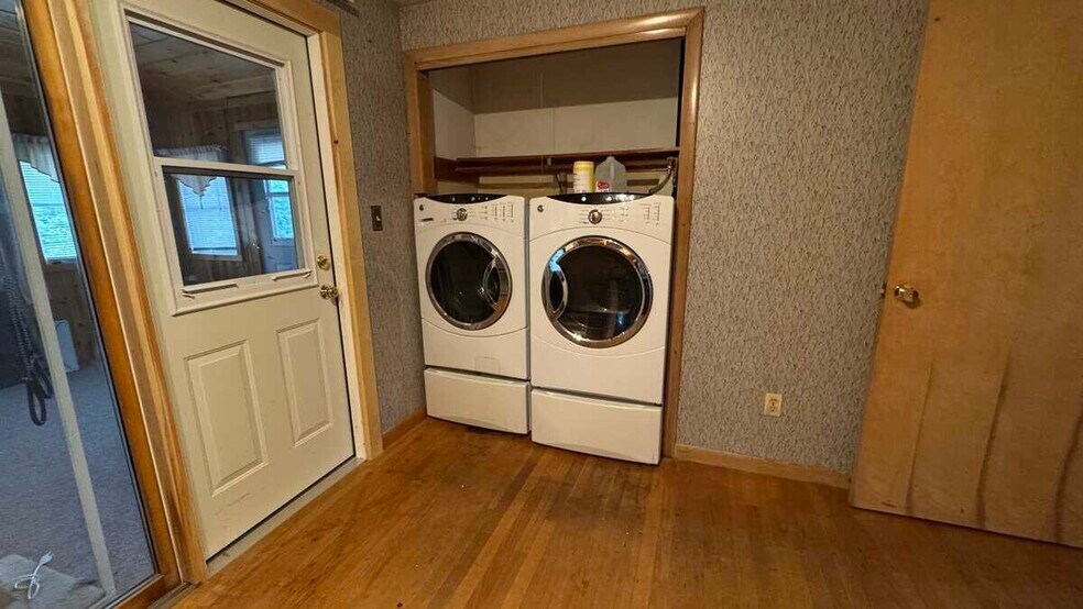 Building Photo - 2 Lawndale St