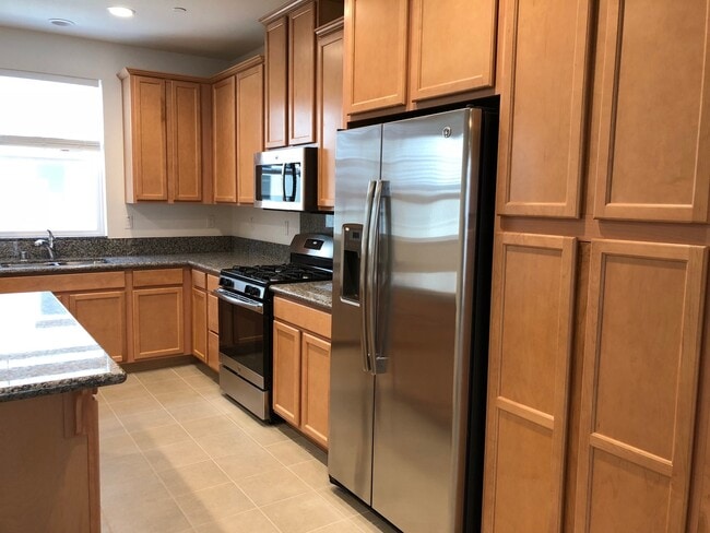 Building Photo - Tri-level Townhome with 2 Car Attached Gar...