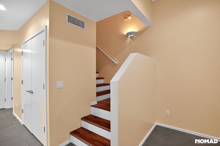 Building Photo - 841 E Park Modern Dr