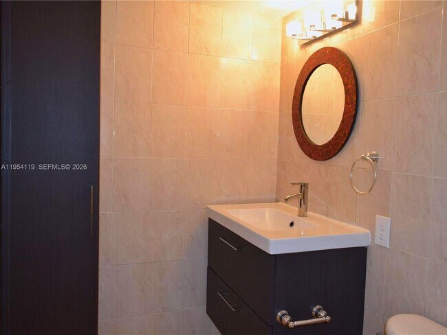 Building Photo - 1801 S Treasure Dr