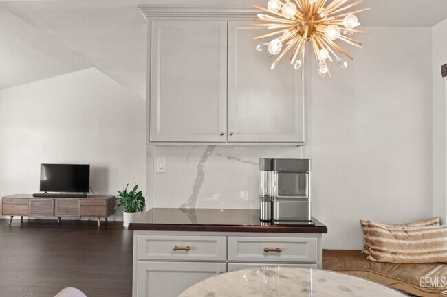 Building Photo - Upgraded 3 Bed 2 Bath in NE Bakersfield