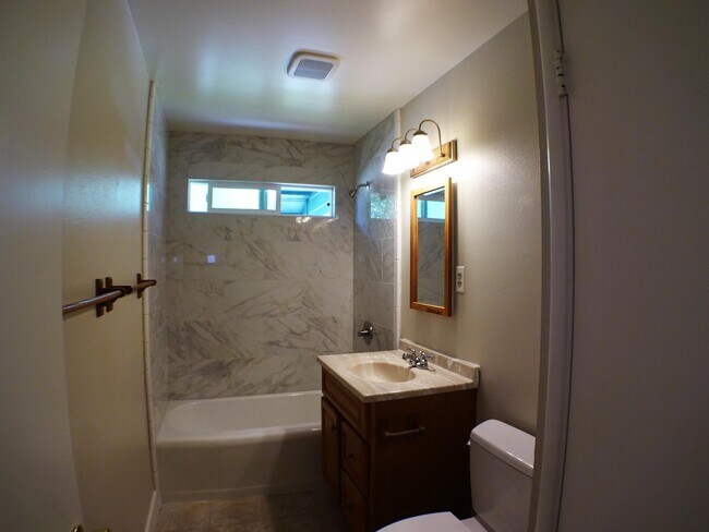 Building Photo - 886 Lynn Ln