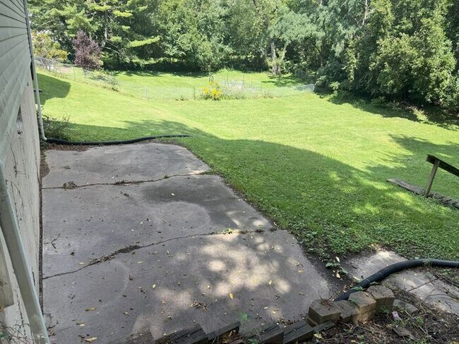 Building Photo - SPACIOUS 3 BR HOME HUGE BACKYARD