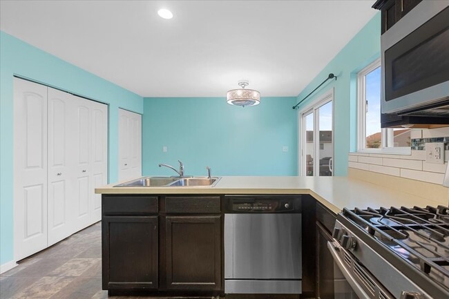 Building Photo - 1092 Sapphire Ln